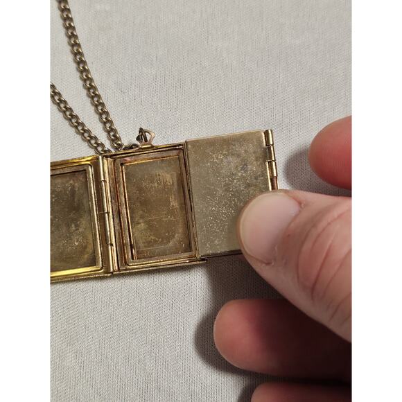 Cameo Four Picture Gold Tone Decorative Locket - Spring Loaded - Vintage - Picture 11 of 15